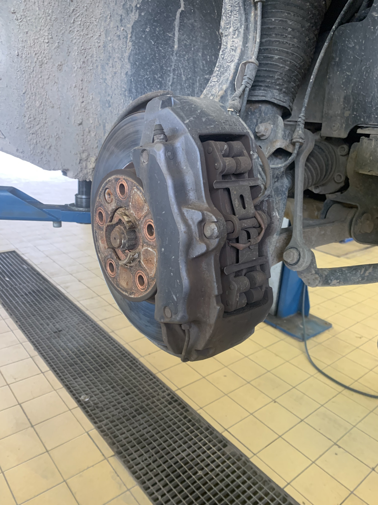 Передние тормозные колодки, датчики тормозных колодок — Volkswagen ...