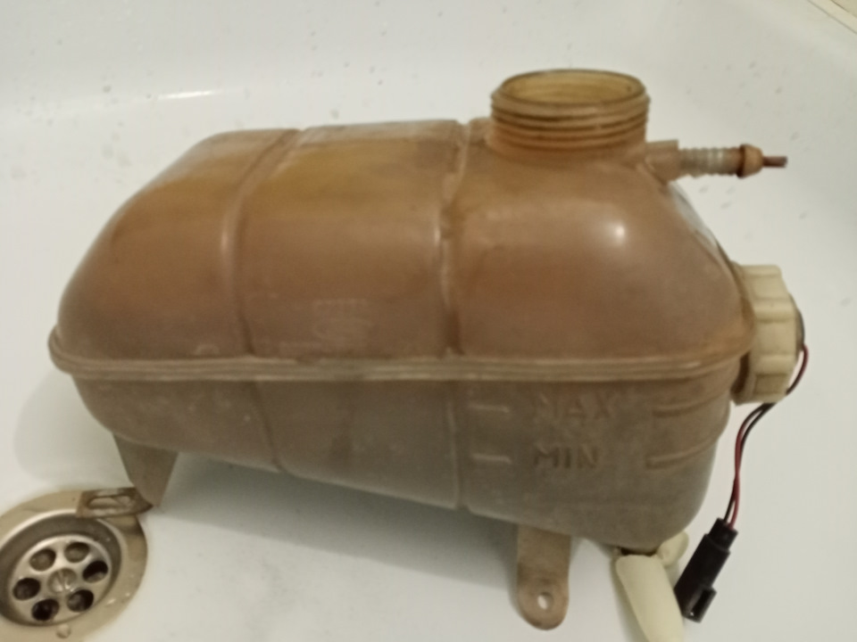 Отмыл бачок расширителя — Ford Scorpio I, 2,4 л., 1990 года | своими ...