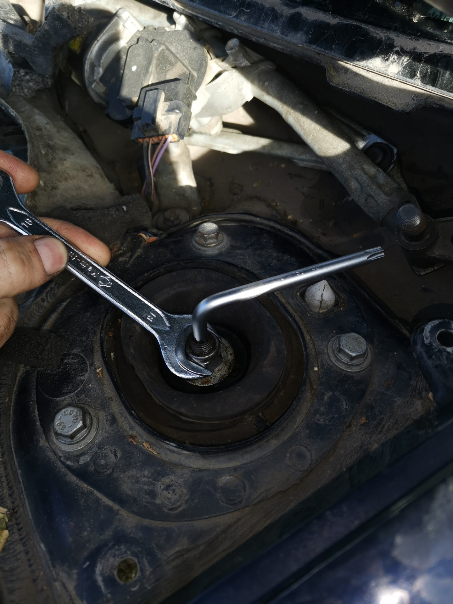 Заменил опору стойки. — Renault Megane II, 1,5 л, 2008 года | запчасти ...