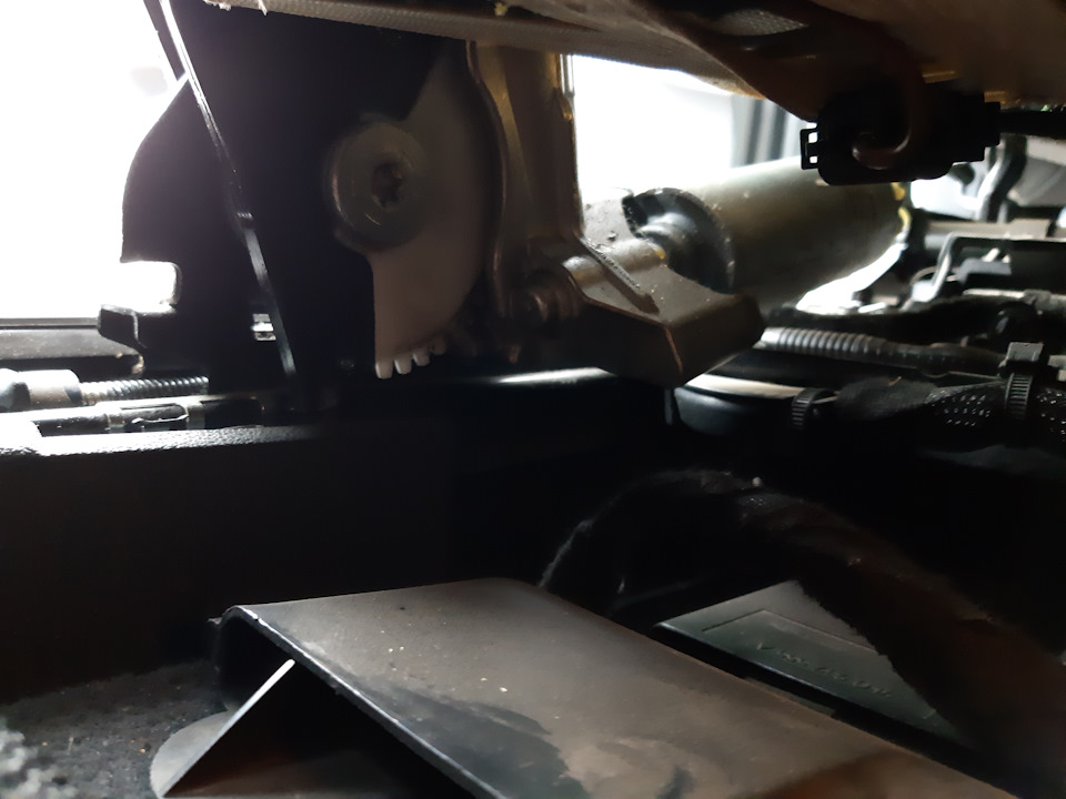 Замена шестеренки электропривода водительского сиденья — Volkswagen ...