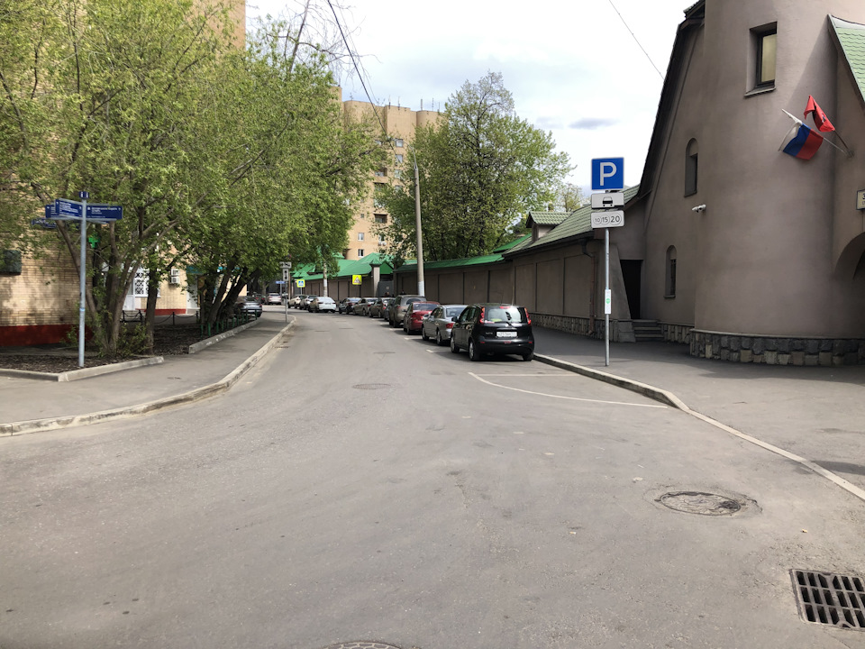 Вот аккурат за ниссаном и стоял мой Турик… — Volkswagen Touareg (2G)