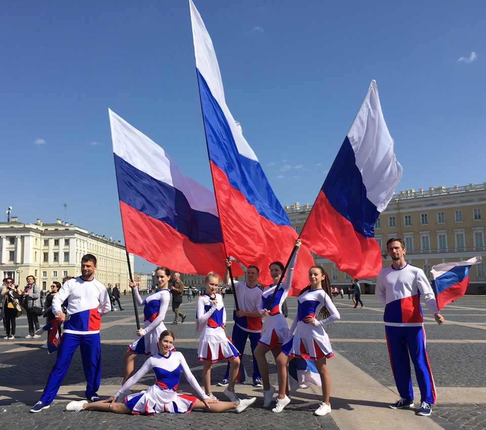 День флага в Санкт-Петербурге — Volvo XC70 III, 2,4 л, 2014 года .