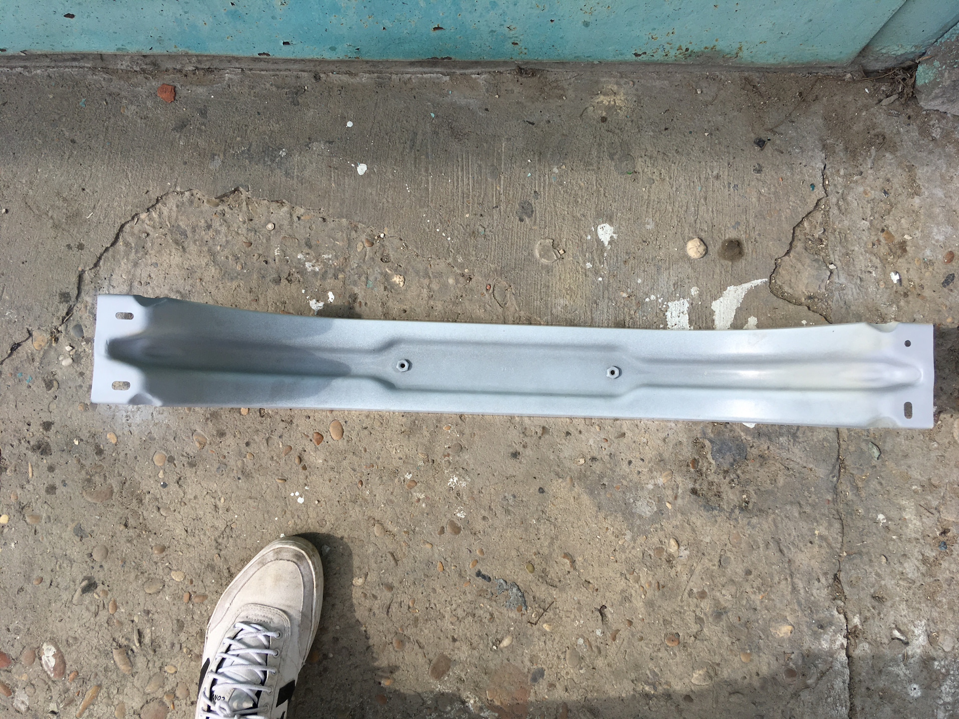 Коррозия под усилителем бампера — Lada Гранта (2G) FL, 1,6 л, 2019 года ...