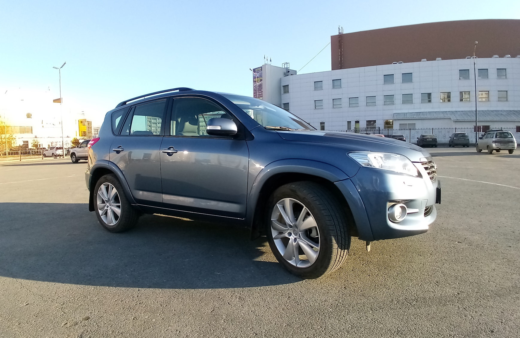 Toyota rav4 колеса. Toyota RAV 4 2010 r20. RAV 4 на дисках Инфинити. Rav4 диски r20. Рав 4 3 поколение на дисках r20.