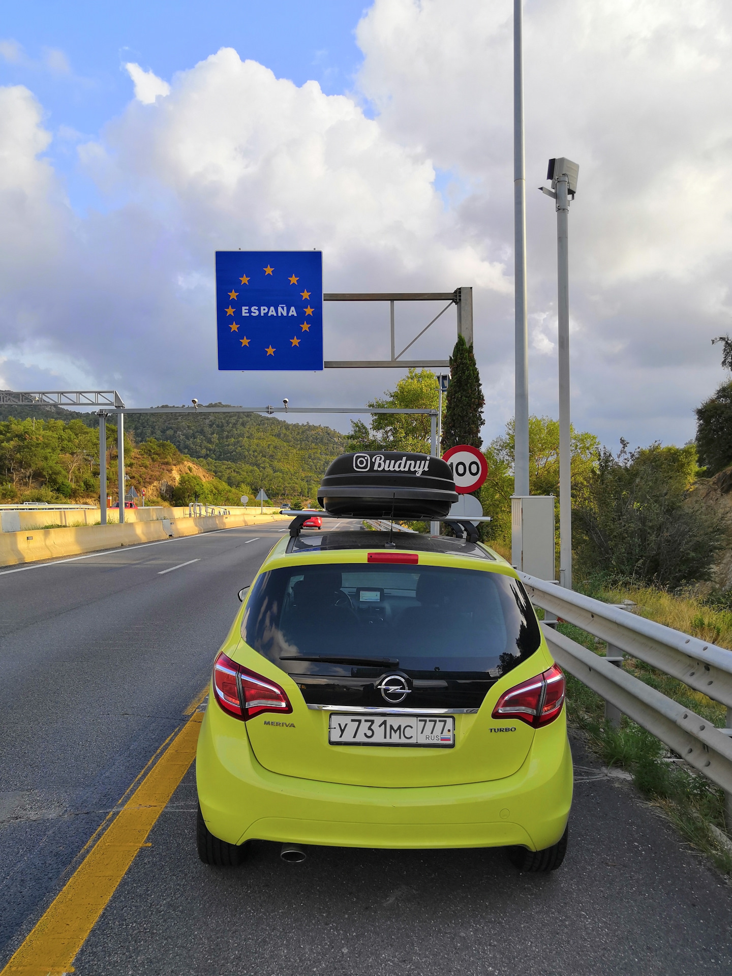 We can a car in barcelona. Опель Барселона.