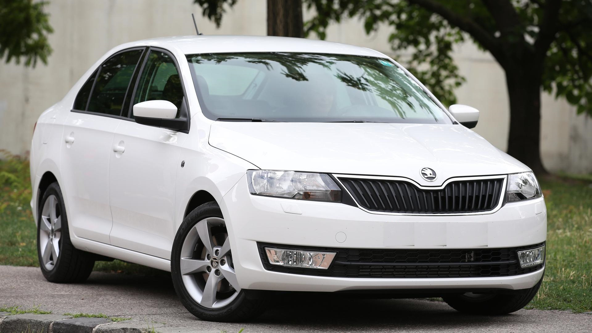 Skoda Rapid белая