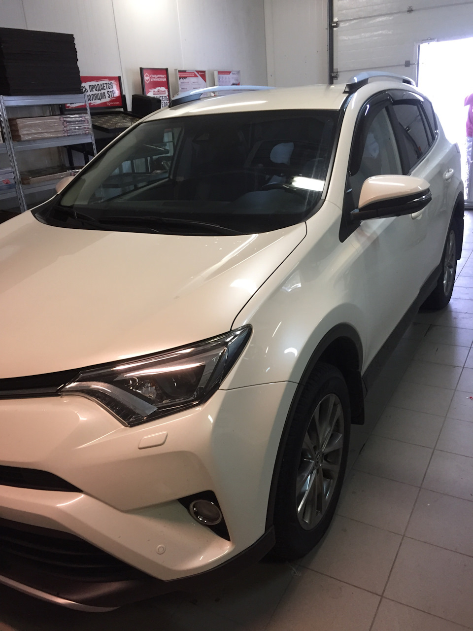 Ветровики — Toyota RAV4 (IV), 2,5 л, 2017 года | просто так | DRIVE2