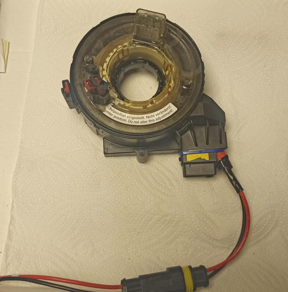 сбоку вывел шнурки с шлейфов подогрева — Audi A3 Sportback (8PA)