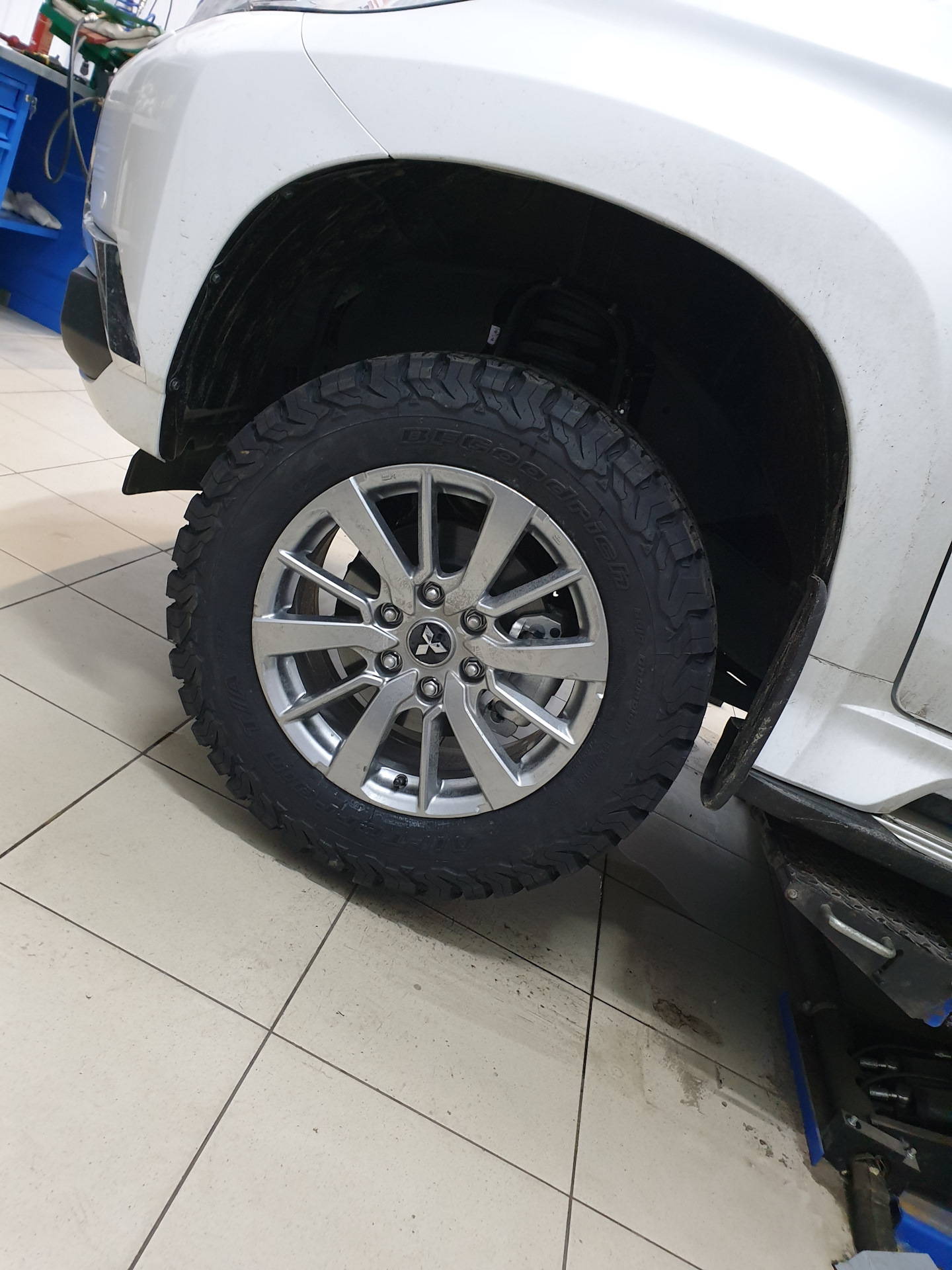 Резина паджеро 3. Pajero Sport 3 резина АТ. Резина АТ для Митсубиси Паджеро спорт 2. Митсубиси Паджеро спорт 3 на АТ резине. Колеса на Паджеро спорт 2 АТ 35.