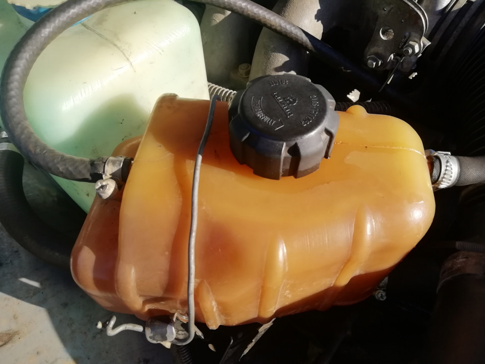 Выкидывает ОЖ через расширительный бачок. — ГАЗ 3110, 2,3 л, 2002 года ...