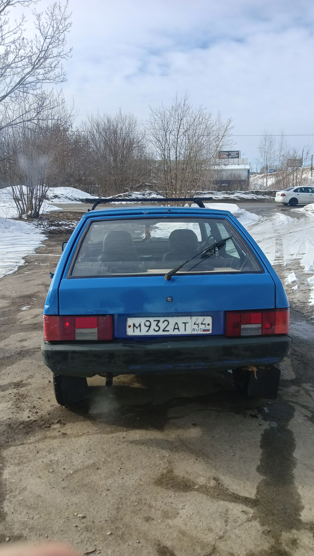 Решил освежить вид машины, купил 3 баллончика голубой краски и 1 ...