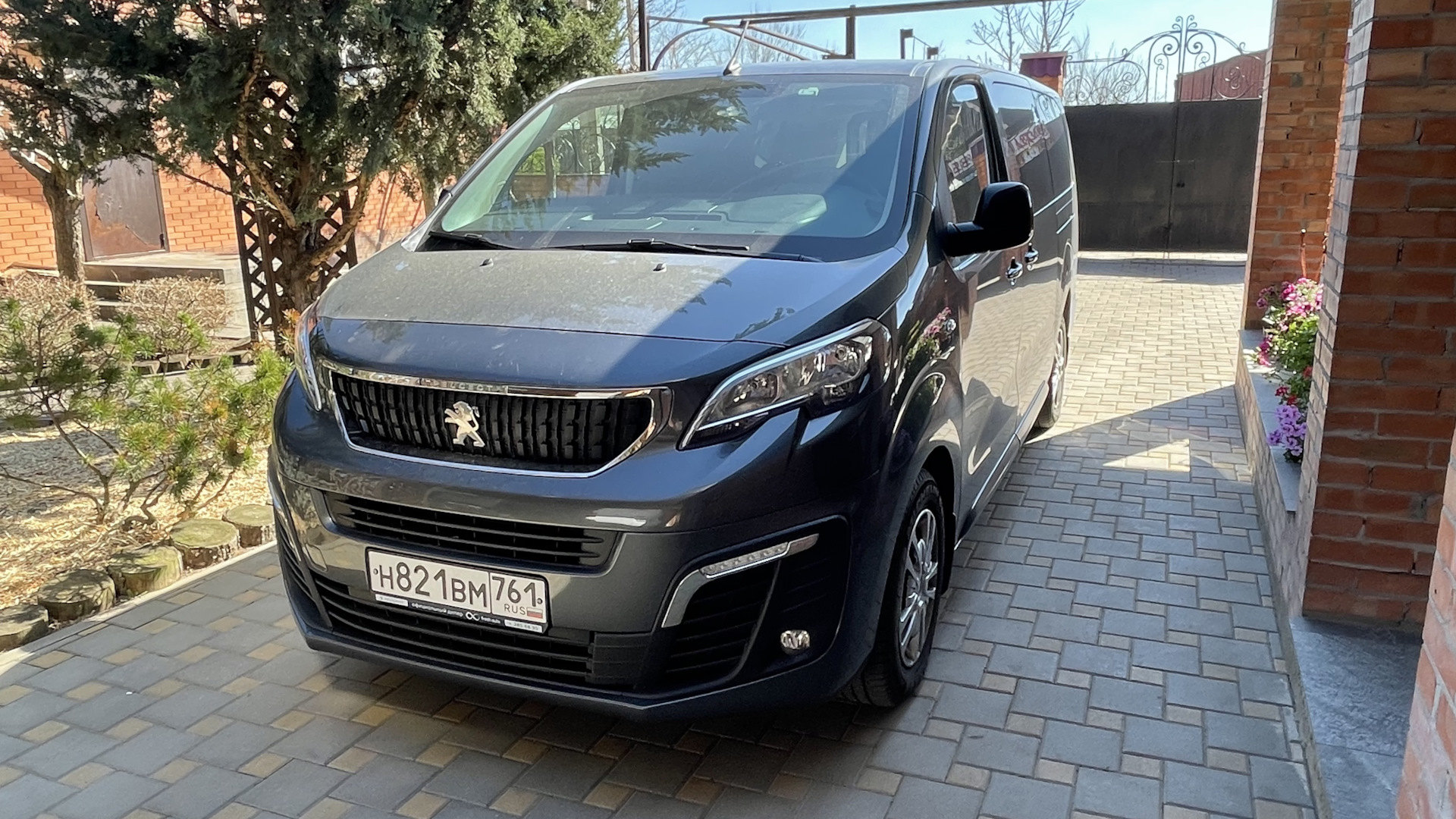Peugeot traveller 2.0. Peugeot traveller 2017. Головное устройство Peugeot traveller. Peugeot traveller отзывы. Пежо Тревеллер отзывы владельцев.