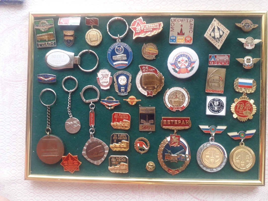 тында спортзал локомотив. собиратель значков. 90е атрибуты значки великий комбинатор. коллекционеры ссср. вымпелы значки эмблемы и прочая атрибутика 9 букв.