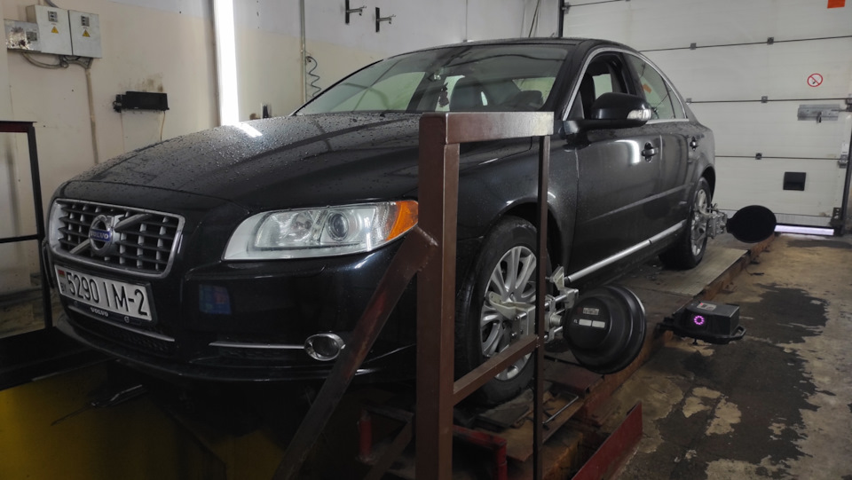 На стенде сход развала. — Volvo S80 (2G)