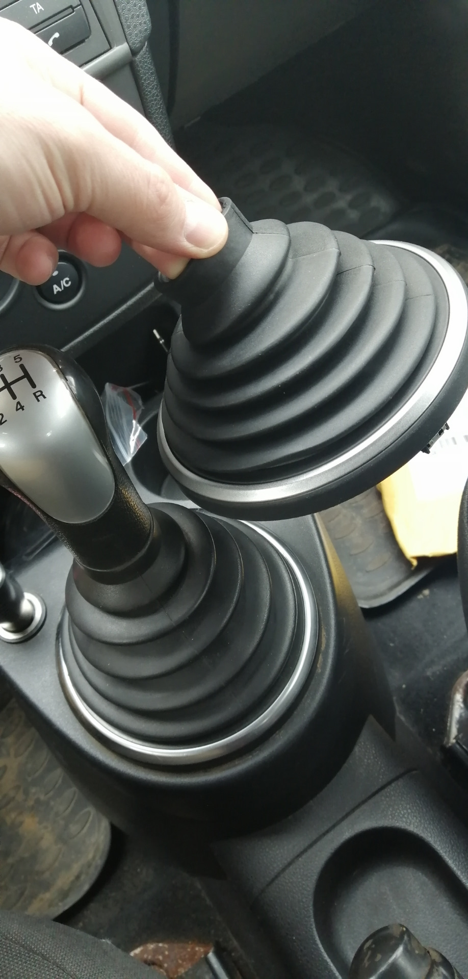 Гофра рычага КПП — Ford Fiesta (Mk V), 1,4 л, 2006 года | запчасти | DRIVE2