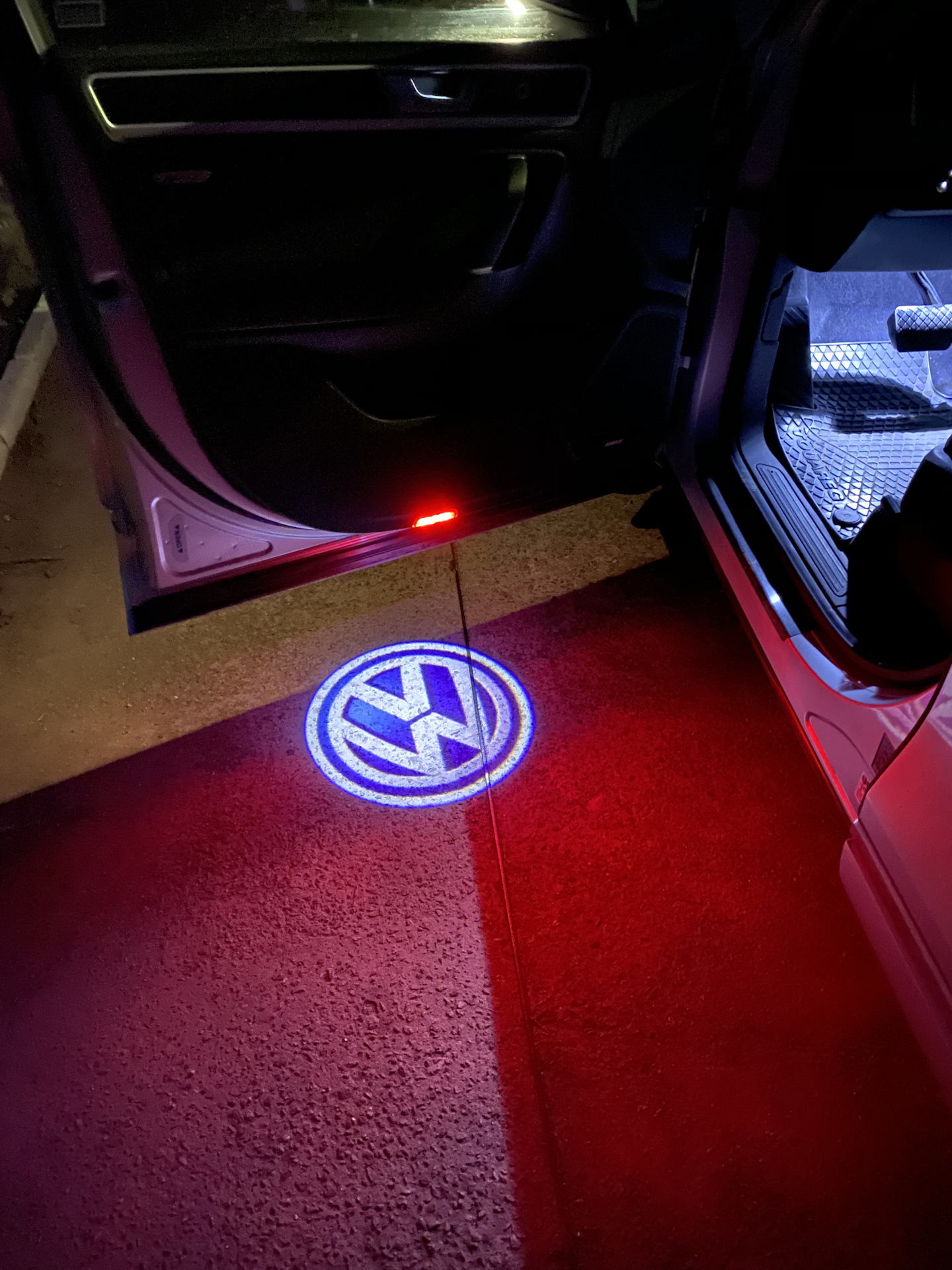 Подсветка логотипа купить. Подсветка двери Volkswagen Touareg 2008. Volkswagen Polo 2022 подсветка дверей. Подсветка дверей VW Touareg драйв 2. Штатная подсветка дверей Volkswagen Touareg 2009.