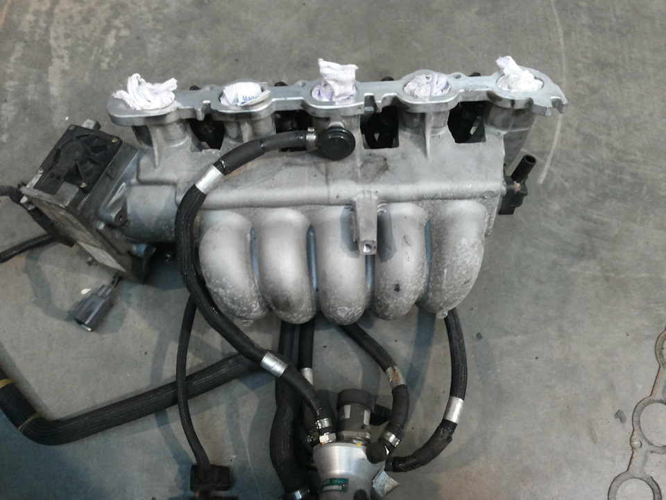Впускной коллектор с дросселем и системой впрыска метана — Volvo S60 (1G)
