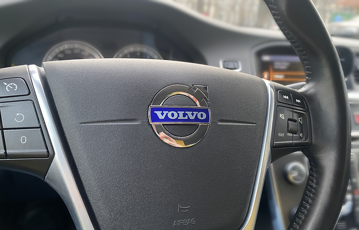Эмблема на руль — Volvo S60 (2G), 2 л, 2013 года | расходники | DRIVE2