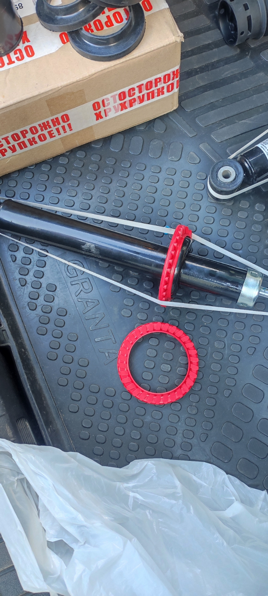 Резинка на чашку заднего амортизатора, купил потому как уверовал, в маркетинговые надписи на упаковке. Как указал производитель спасает от карозии чашку и пружину, улучшает управляемость и придаёт неповторимый стиль. — Lada Гранта Лифтбек (2G)