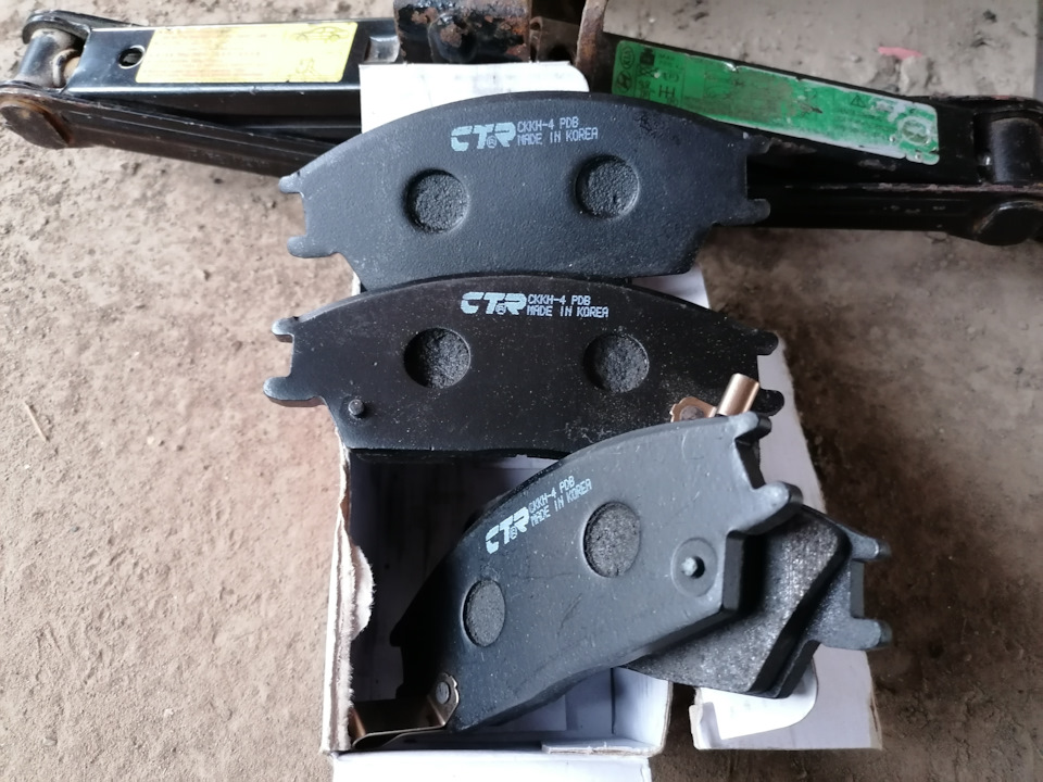 В ней 4 колодки и все. Ни смазки, ни запасных направляющих нет) А должны ли быть за такую то цену?) — Hyundai Accent (2G)