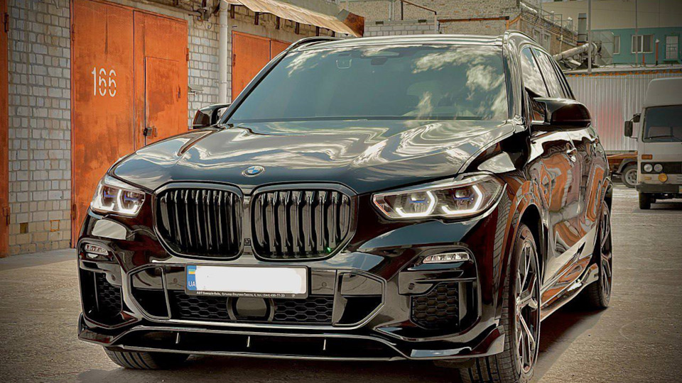 Bmw x5 g05 performance. Обвес m performance bmw x5 g05. Бампер бмв х5 g05. Bmw x5 g05 черные ноздри. Бампер бмв х5 g05.