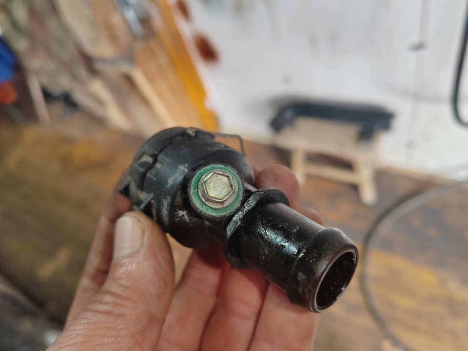 Замена фитинга системы охлаждения. — Volkswagen Passat Variant (B6), 1 ...