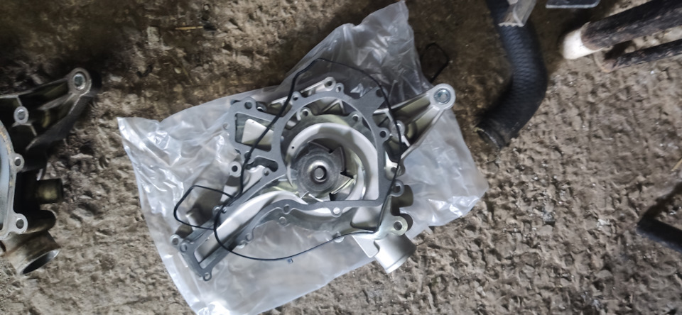 Замена помпы, водяного насоса. Ч2. Сборка — Mercedes-Benz M-Class (W163 ...