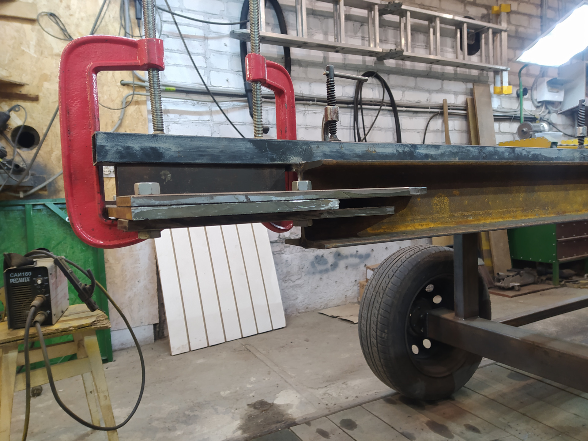 Создание компактного дровокола из профильной трубы своими руками: видеоинструкция