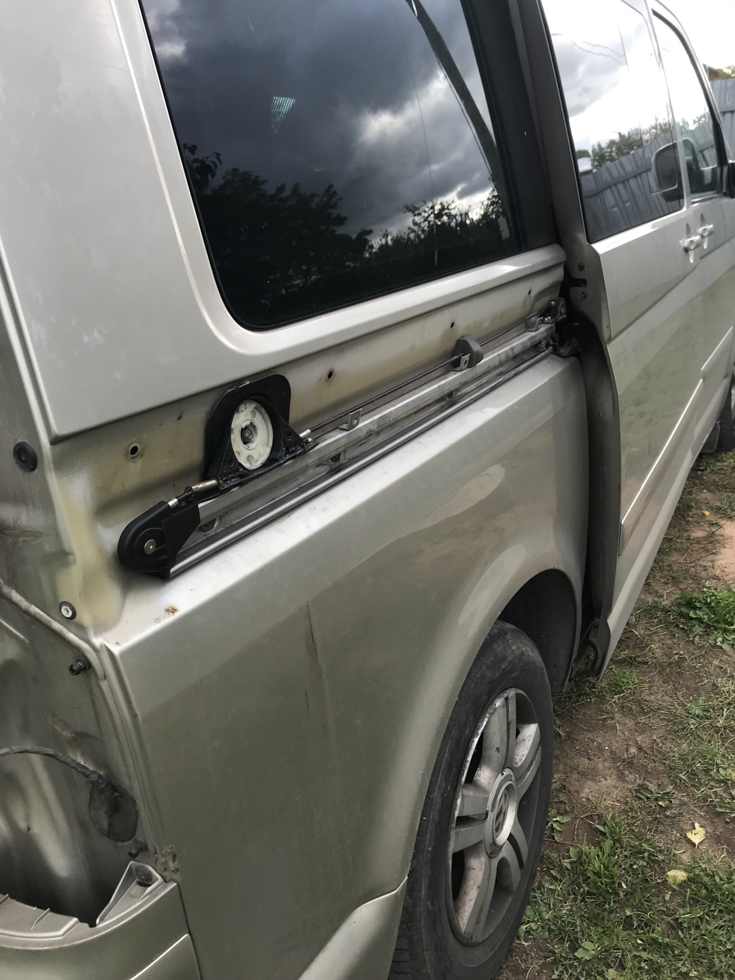 Боковая дверь на т5. Фольксваген транспортёр т4 сдвижная дверь. Боковая дверь на т5. Боковая дверь на т5. Каравелла фольксваген боковая дверь.