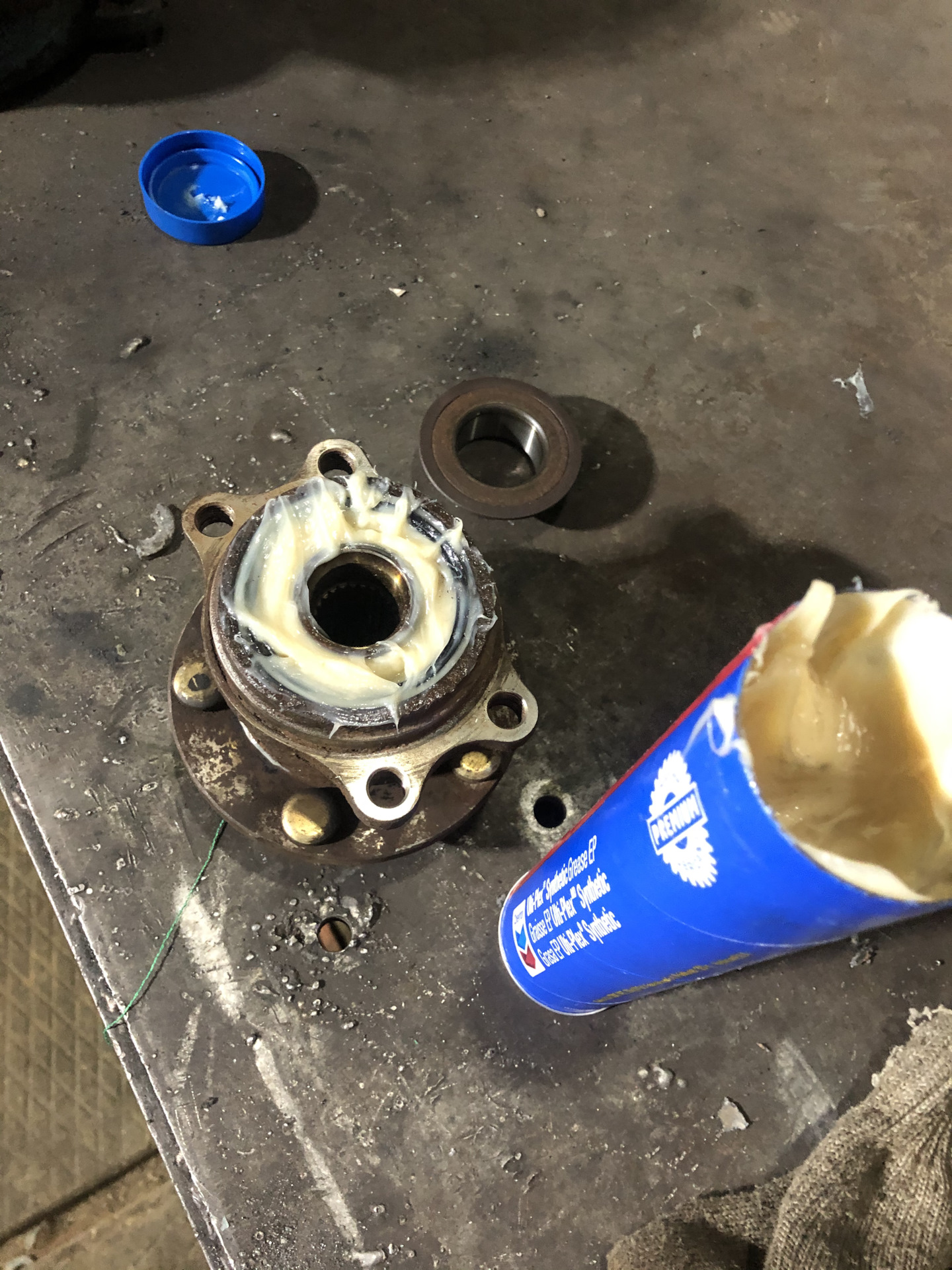 Популярные смазки. Какой смазкой смазывать ступичные подшипники. Смазка для ступичных подшипников газель. Смазка ступичных подшипников нива 2121. Какой смазкой смазывать ступичные подшипники.