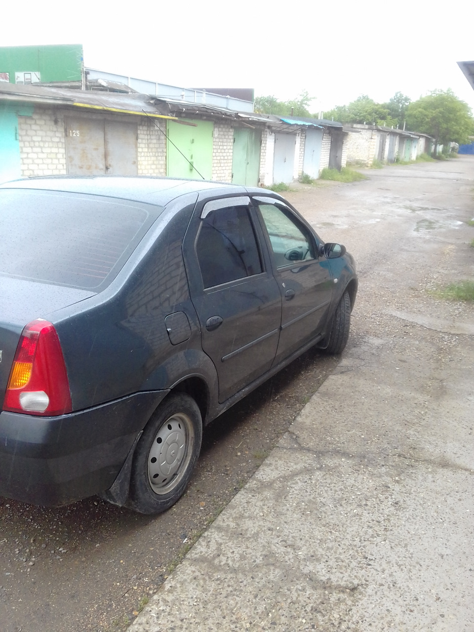 Наклейка ветровиков — Renault Logan (1G), 1,4 л, 2006 года | аксессуары |  DRIVE2