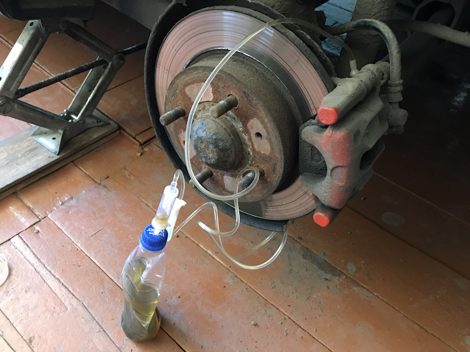 Замена тормозной жидкости — Volvo V40 (1G), 1,9 л, 1999 года | плановое ...