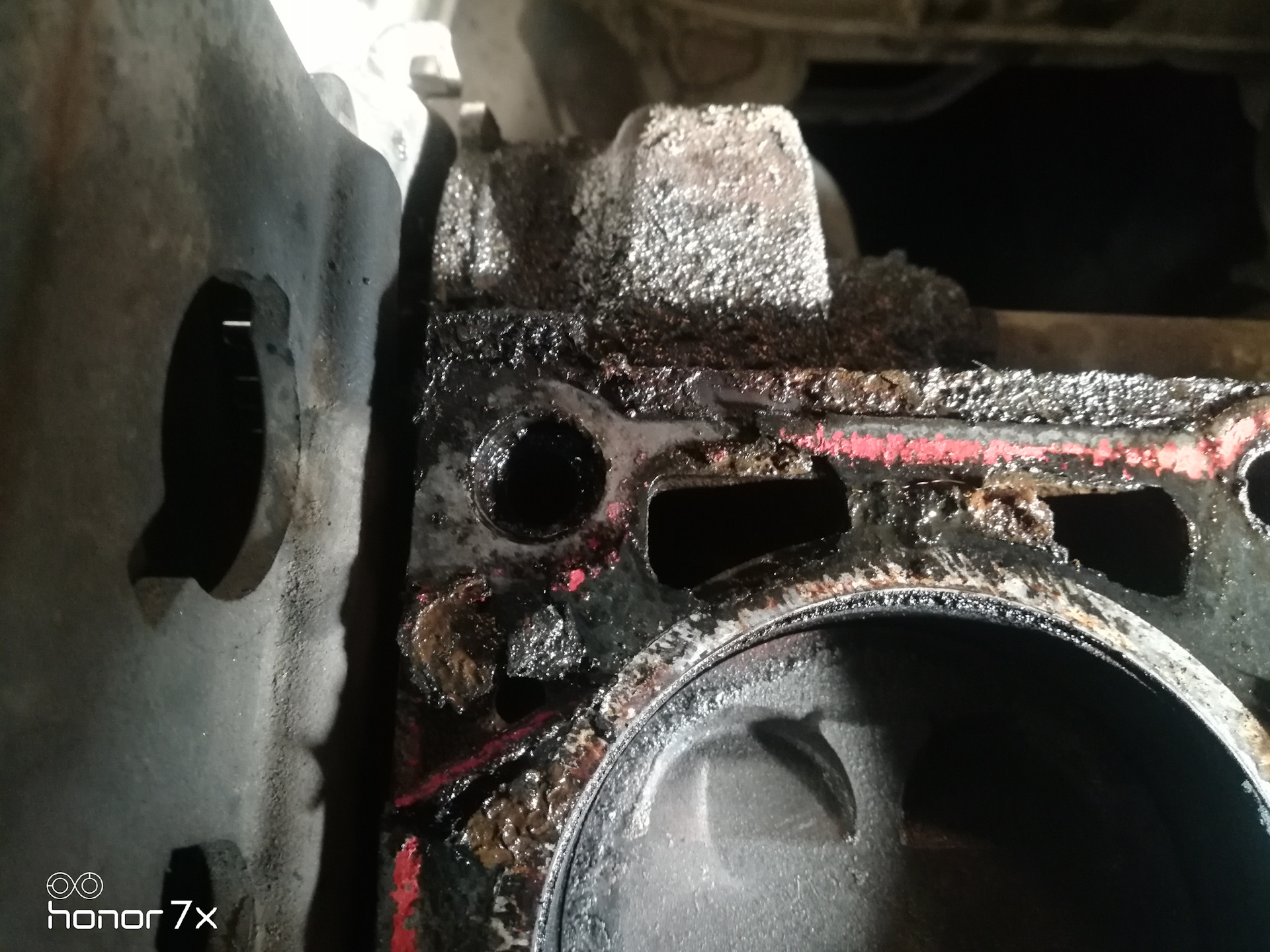 Течет антифриз из под головки блока цилиндров ваз 2112. Течь тосола с под головки камаз. Тосол под головкой камаз. Ремонтный штуцер гбц трактора т-40. Тосол под головкой камаз.