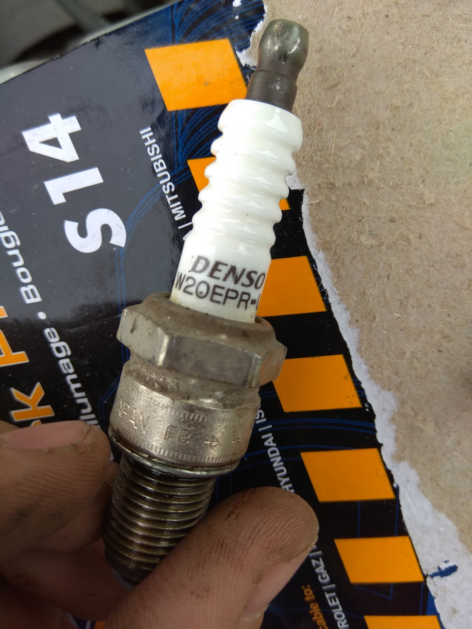 Лопнул изолятор на свечe DENSO — Lada Гранта лифтбек, 1,6 л, 2014 года ...