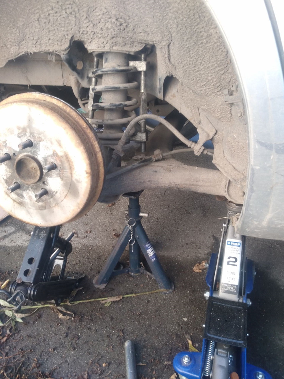 Замена задних амортизаторов JAA0002 — Toyota Matrix (1G), 1,8 л, 2004 ...