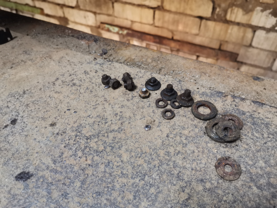 70. Троса ручного тормоза. Зеркало. — Lada Калина Спорт (1G), 1,6 л ...