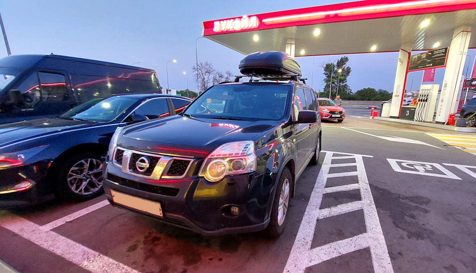 Старался заправляться на Лучке. По пути даже попадалось две их автоматизированные заправки без заправщиков и кассирш. На первой, где надо было приложить карту, заправился традиционно до полного. А со второй, где надо было качать их приложение для оплаты, я уехал расстроенный прочь — Nissan X-Trail II (t31)