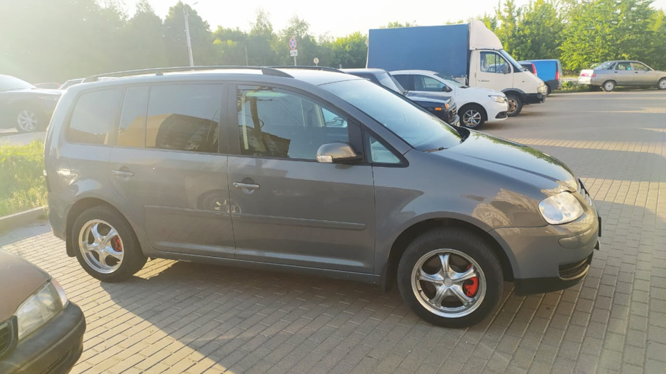 Volkswagen Touran Серенький 1.6