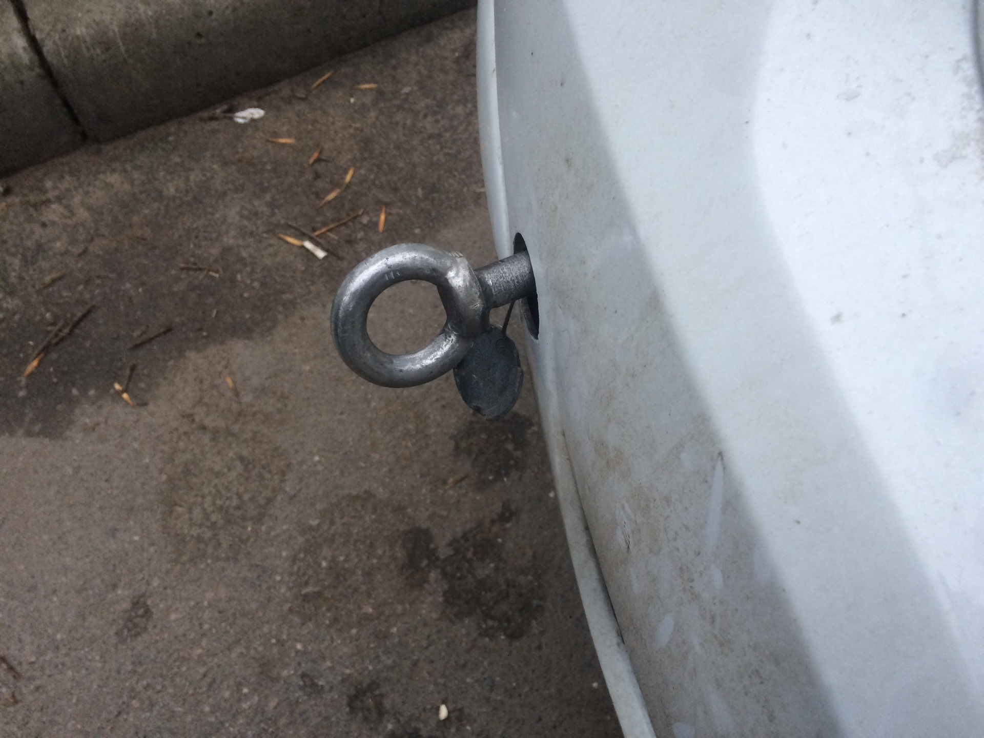 буксировочная петля опель мерива. где находится буксировочная петля. буксировочный крюк е 65. передний буксировочный крюк фольксваген т4. где находится буксировочная петля.