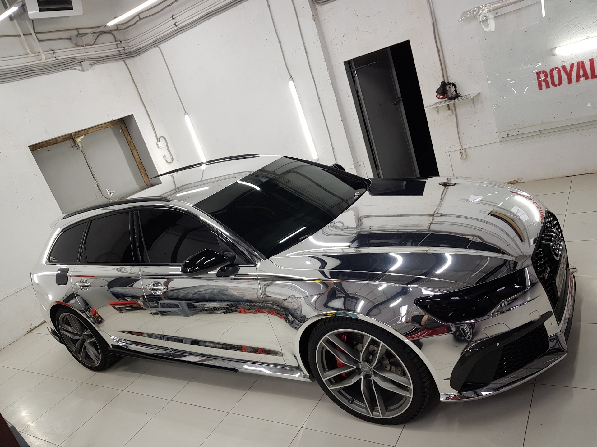 Chrome auto. Rs6 Audi хром зеркала. Audi a6 c7 оклейка хрома. Хром цвет rs6 провинция. Audi rs6 Воронеж.