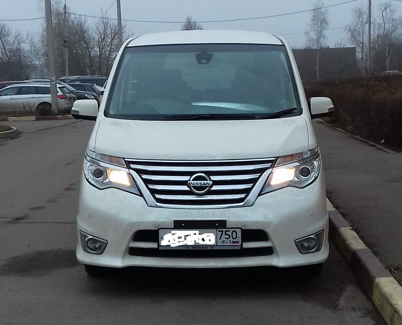 Фары ниссан серена. Ниссан Серена с26. Nissan Serena 26. Nissan Serena c26 ходовые огни. Ниссан Серена с 26 ходовые огни.