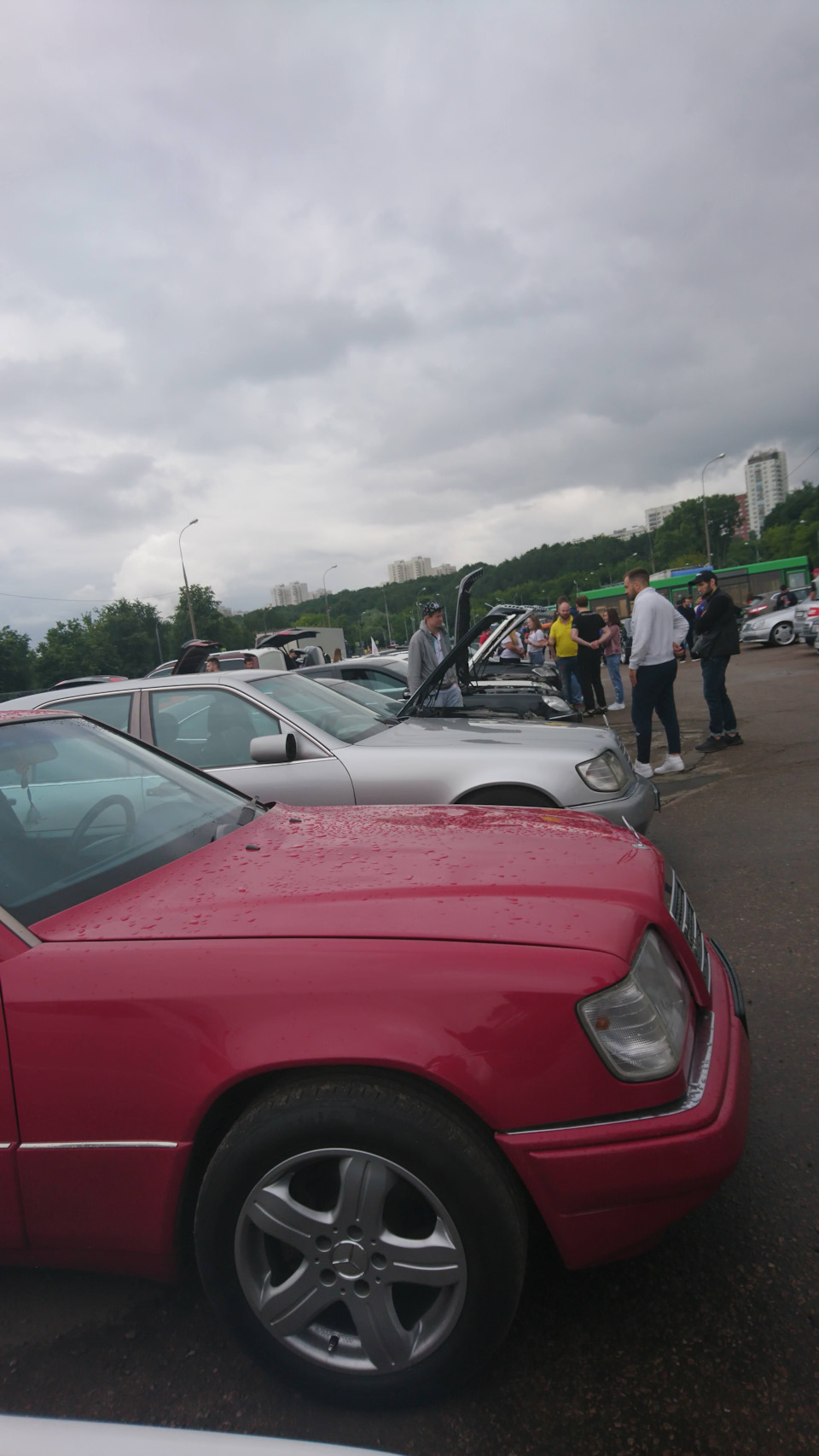 традиционное развлечение — меряние … моторным отсеком) — Mercedes-Benz E-Class (W124)