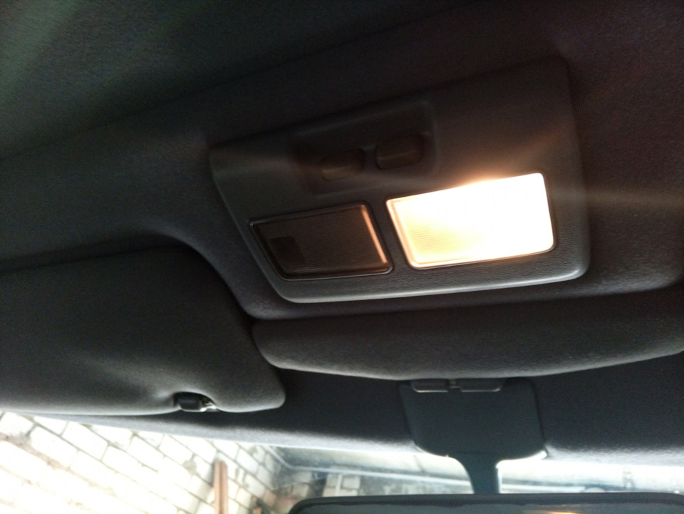 Замена лампочки переднего плафона — Toyota Crown (S130), 4 л, 1990 года ...