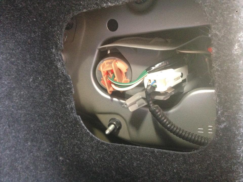 Замена ламп стоп сигналов и ближнего света на TOYOTA COROLLA X седан ...