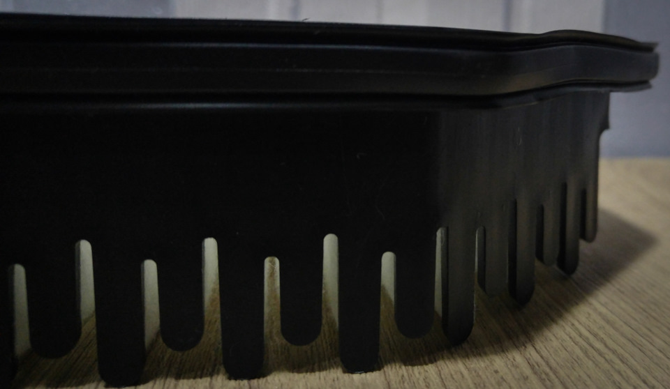 Что не есть хорошо при установке, ибо, прижимая крышкой корпуса фильтр, можно не выбрать весь зазор этой кривизны и получить подсос воздуха мимо фильтра. — Hyundai Solaris (1G)