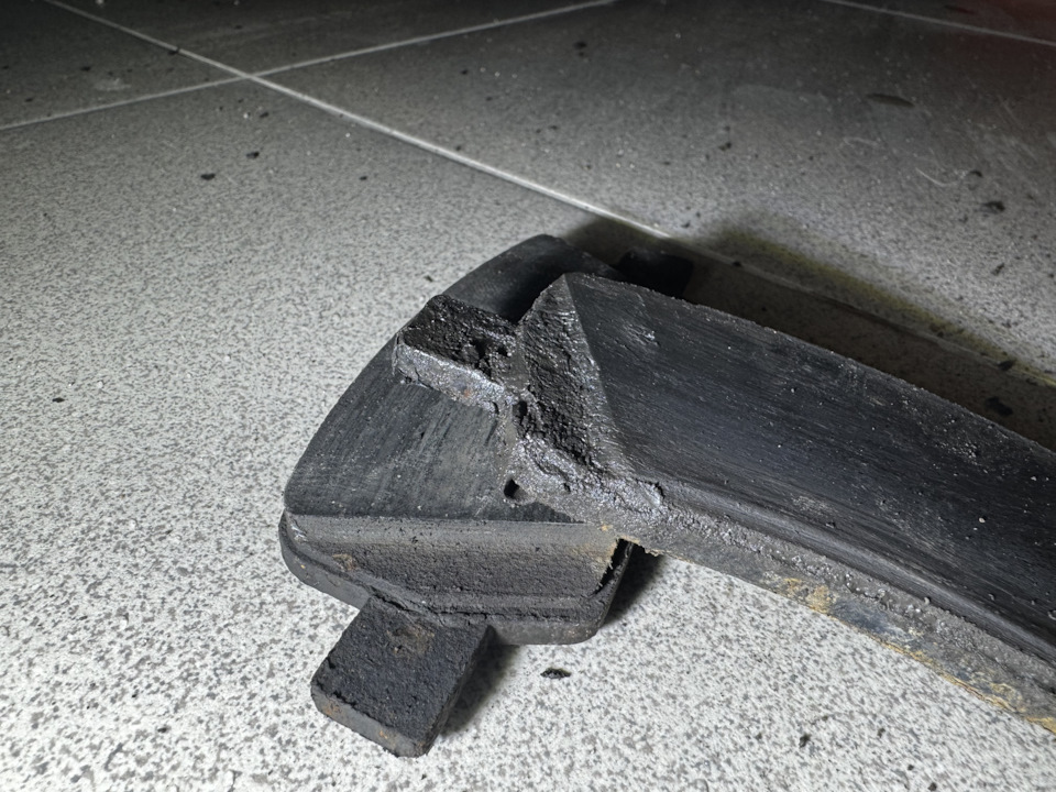 Колодки старые сняты и мы видим, что пластина ограничения износа колодок была действительно в вровень с тормозным диском и начинала скрипеть. — KIA Sorento (4G)