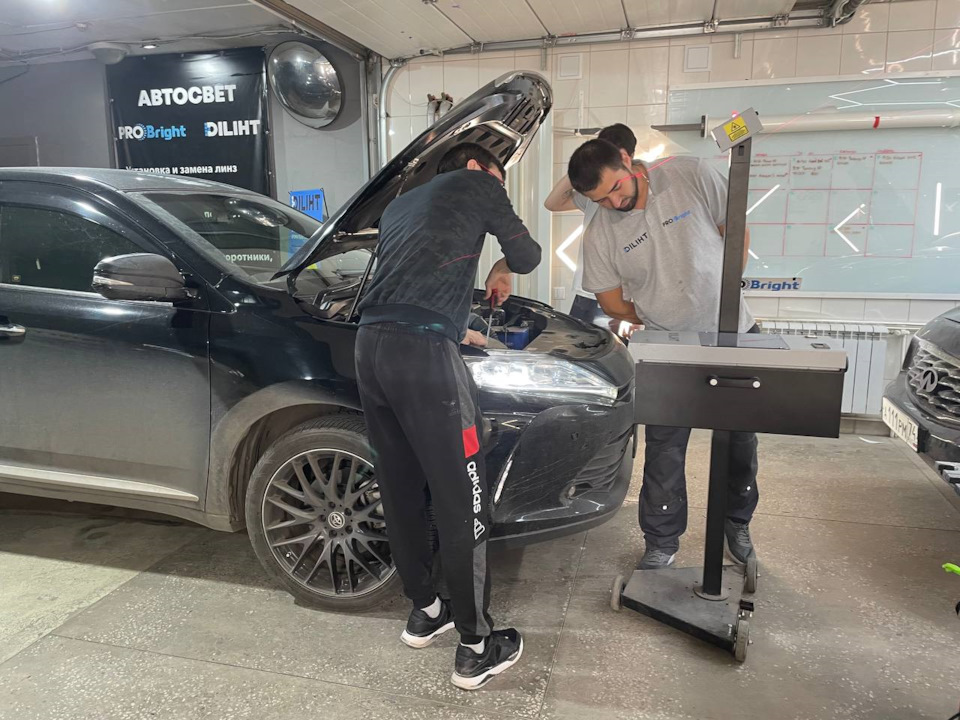 Регулировка угла наклона фар — Toyota Harrier (3G), 2 л, 2018 года ...