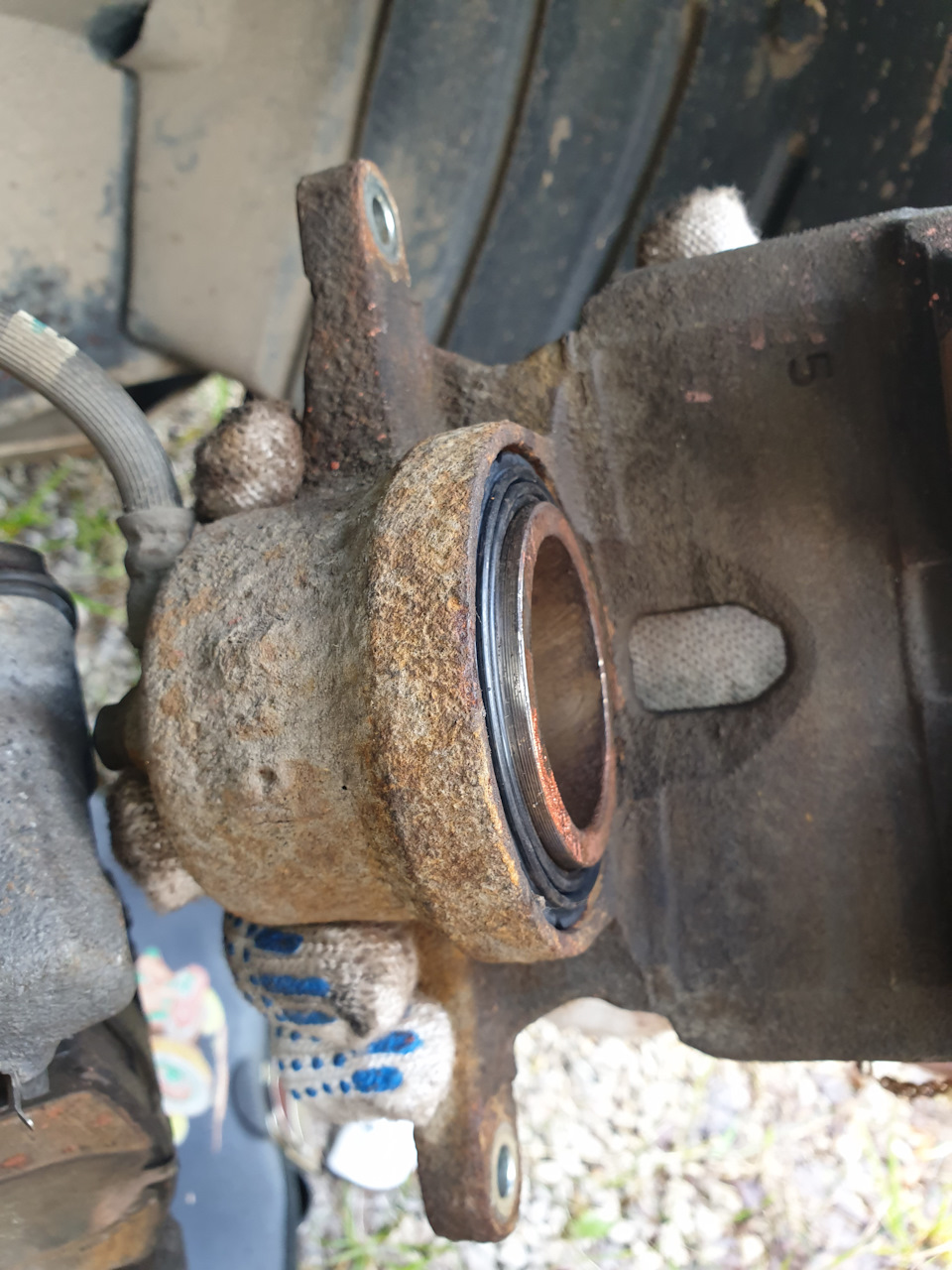 Замена пыльника заднего суппорта Hyundai Solaris, 1,4 л, 2014 года своими рука