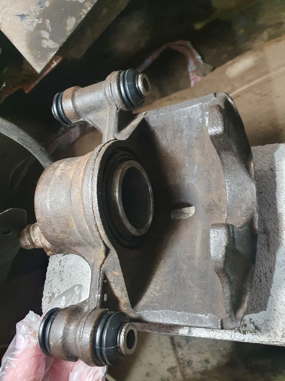 Переборка суппортов, смазка направляющих, замена передних пружин ...