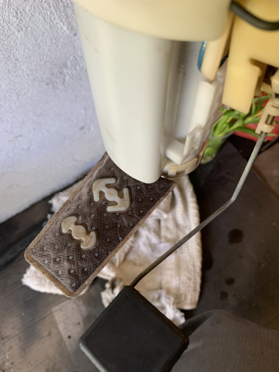 Сначала снял вот эту сеточку и поплавок — Toyota Allion (T240)